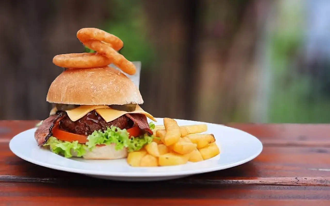 glendore pub and grub hamburger with chips and onion rings